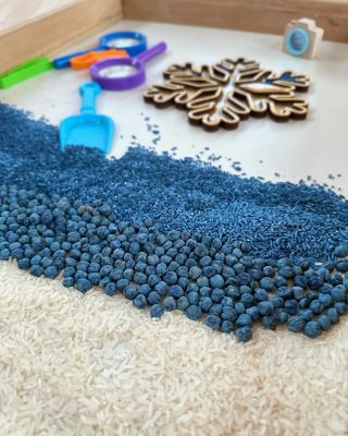 Trocha ryze a cizrny, tridici tacek = zabava pro male i velke:) #smyslohrani #sensoryplay